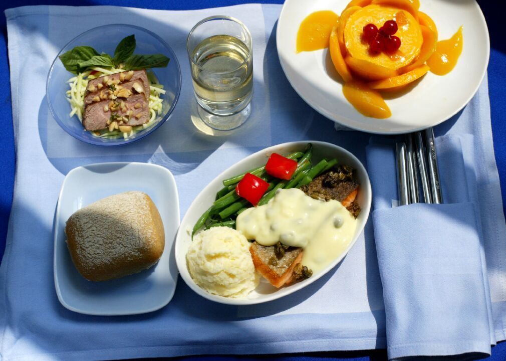1987: American Airlines cuts olives and saves big
